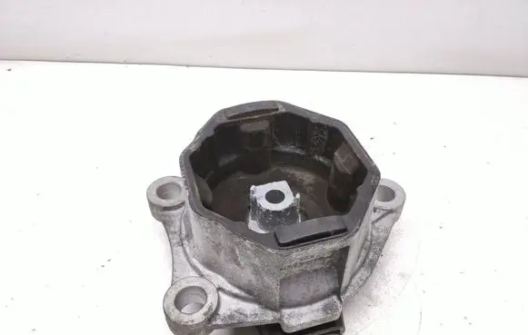 Polestar 2 Engine mount bracket