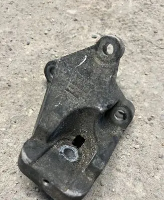 Volvo S60 Engine mounting bracket 08649262