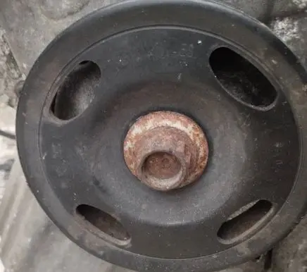 Volkswagen Golf V Crankshaft pulley