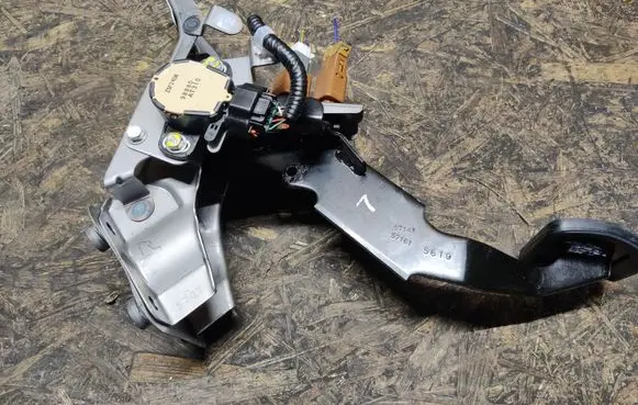 Infiniti Q70 Y51 Brake pedal 98880AT310 Z5F2408