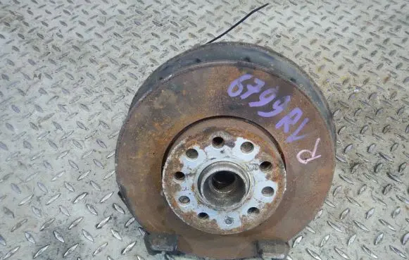 Skoda Octavia Mk2 (1Z) Front wheel hub spindle knuckle