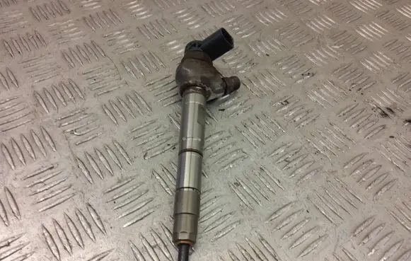 Audi Q3 8U Fuel injector 04l130277a