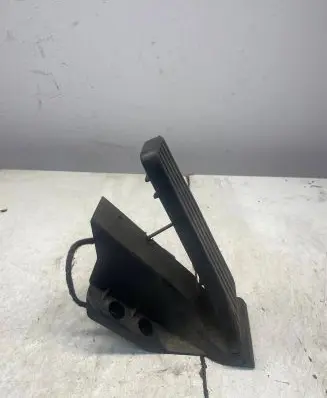 Mercedes-Benz E W211 Accelerator throttle pedal A2043000004