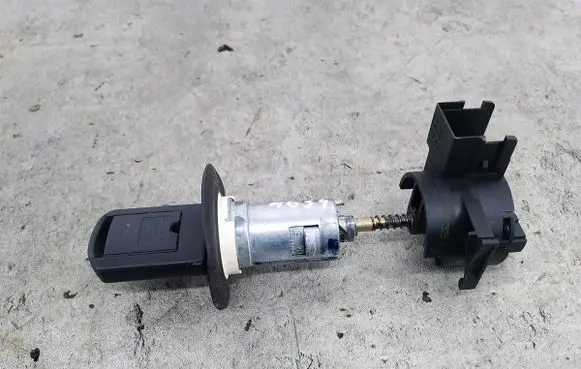 Opel Corsa C Ignition lock 13107754