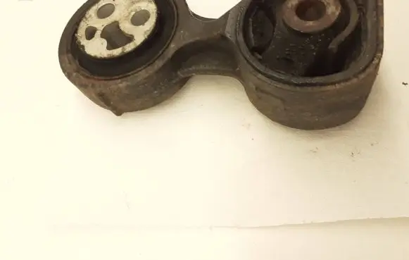 Honda FR-V Engine mount bracket