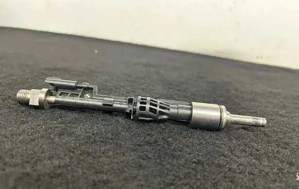 BMW 1 F20 F21 Fuel injector 7597870 10213541