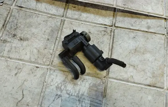 Volkswagen Touareg I Turbo solenoid valve 1J0906283C