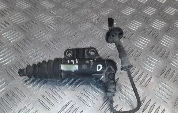 Clutch slave cylinder