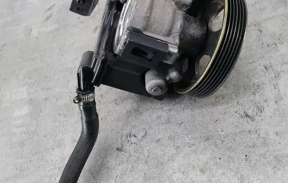 Peugeot 206 Power steering pump 