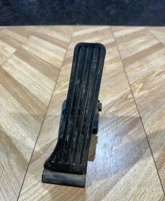 Mercedes-Benz E W212 Accelerator throttle pedal A2043000004 0410111