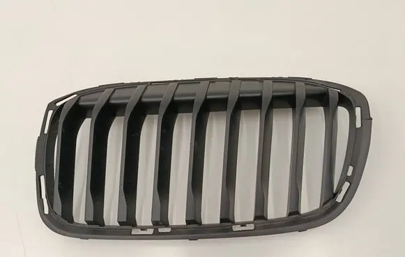 BMW 2 F46 Front bumper upper radiator grill 7467457