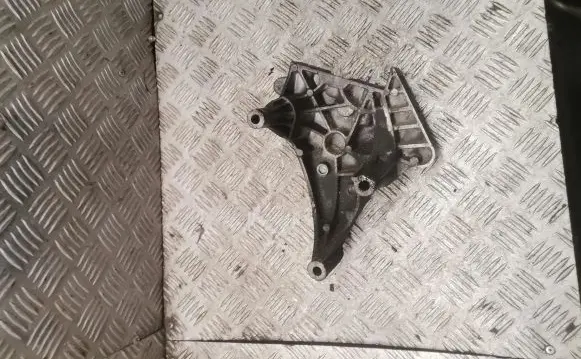 Skoda Octavia Mk2 (1Z) Engine mounting bracket 03g199207g