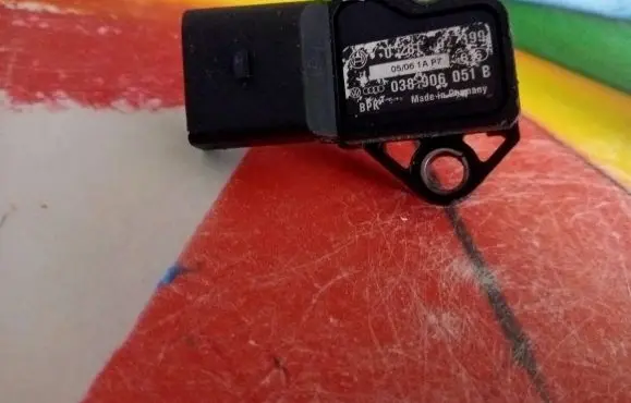 Volkswagen Golf V Air pressure sensor 038906051B