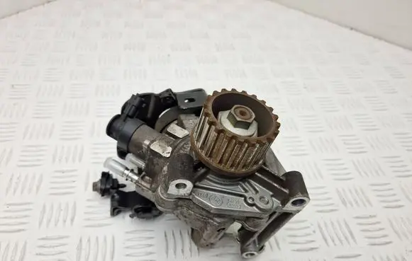 Renault Clio IV Fuel injection high pressure pump 167007358R 0445010704 H8201434847