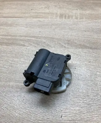 Audi A4 S4 B6 8E 8H Air flap motor/actuator 8E1820511C 0132801302