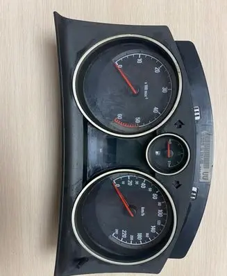 Opel Zafira B Speedometer (instrument cluster) 13230576