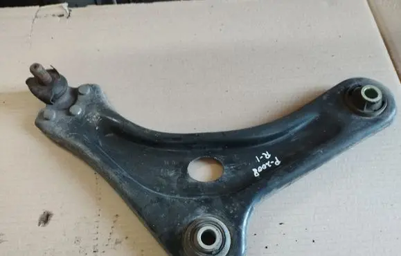 Peugeot 2008 I Front lower control arm/wishbone