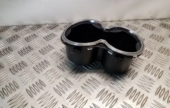 KIA Sorento Cup holder front 