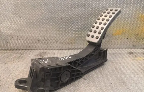 Mercedes-Benz ML W164 Accelerator throttle pedal
