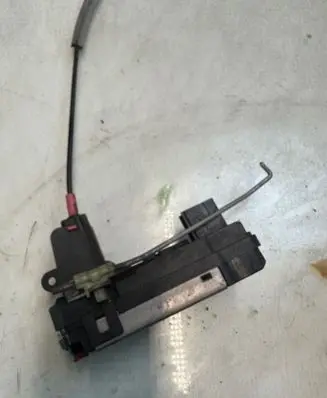 Opel Zafira B Rear door lock 13210738
