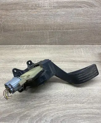Ford Focus Accelerator throttle pedal 2M519F836AE