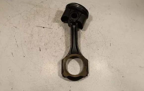 Mercedes-Benz E W213 Piston with connecting rod