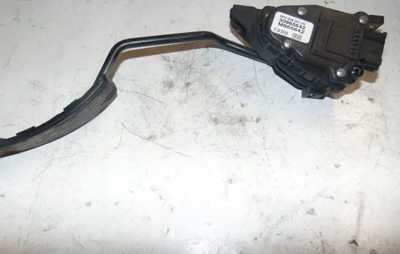 Mitsubishi Space Star Accelerator throttle pedal M865642