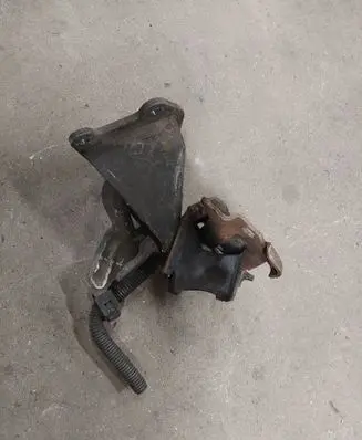 Nissan Navara D40 Engine mount bracket