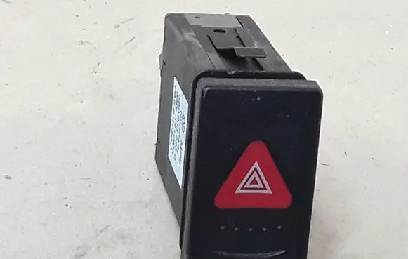 Volkswagen PASSAT B5 Hazard light switch 3B0953235D