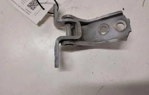 Toyota Avensis T270 Front door upper hinge