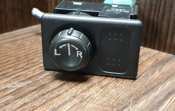 Nissan Primera Wing mirror switch 255702Y015