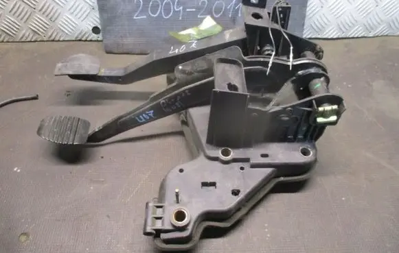 Peugeot 407 Clutch pedal 96541584