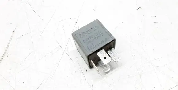 Volkswagen PASSAT B5.5 Other relay 8D0951253A