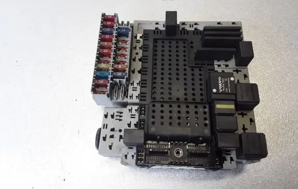 Volvo V70 Fuse module 8676286