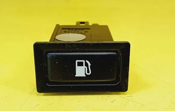Toyota Avensis T250 Fuel tank opening switch 156795