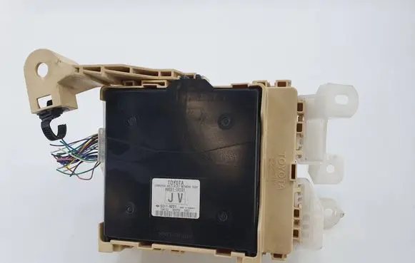 Toyota Auris E180 Fuse module 8922102331 8273012X70A 63583366