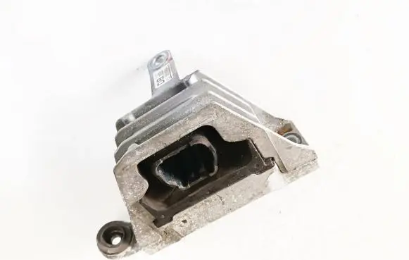 Engine mount vacuum valve