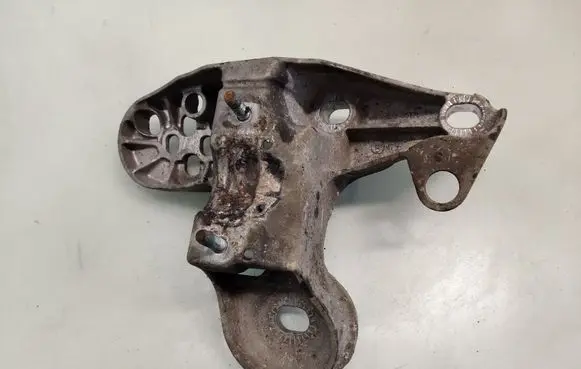 Audi A4 S4 B7 8E 8H Engine mounting bracket 8E0199351M