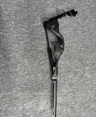 Engine bonnet/hood hinges