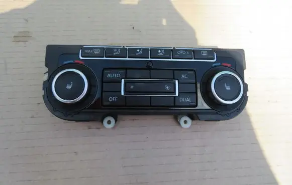Volkswagen Golf VI Climate control unit