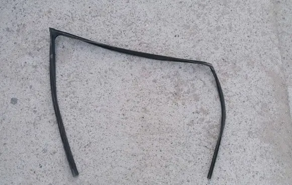 Toyota Avensis T270 Rubber seal front door window/glass 