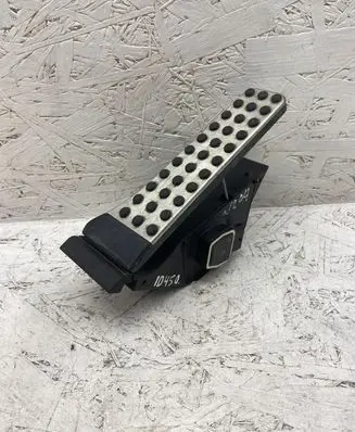 Mercedes-Benz C W204 Accelerator throttle pedal A2043000200