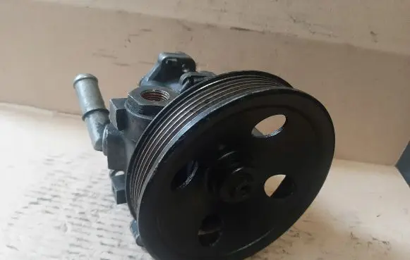 Mercedes-Benz Vito Viano W638 Power steering pump A0024664801