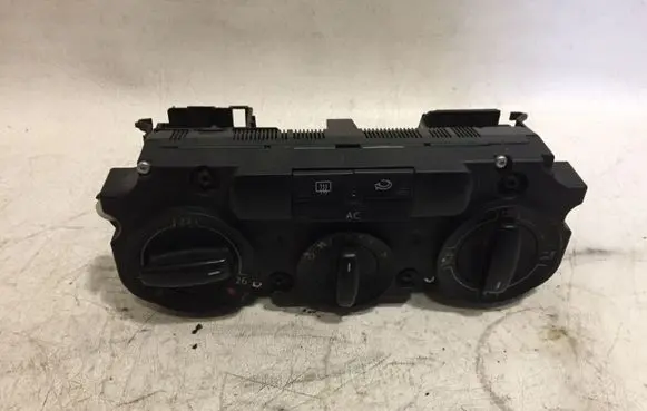 Volkswagen Touran I Climate control unit 743138