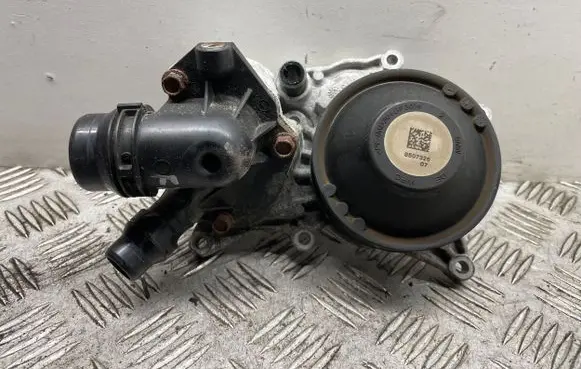 BMW 3 F30 F35 F31 Water pump 8507326
