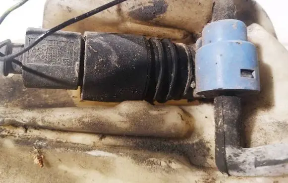 Volkswagen PASSAT B5 Windscreen/windshield washer pump 
