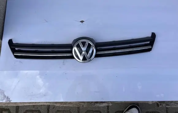 Volkswagen Golf VII Front bumper upper radiator grill 5G0853655A