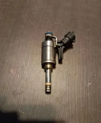 Peugeot 207 CC Fuel injector 0261500 V7528351