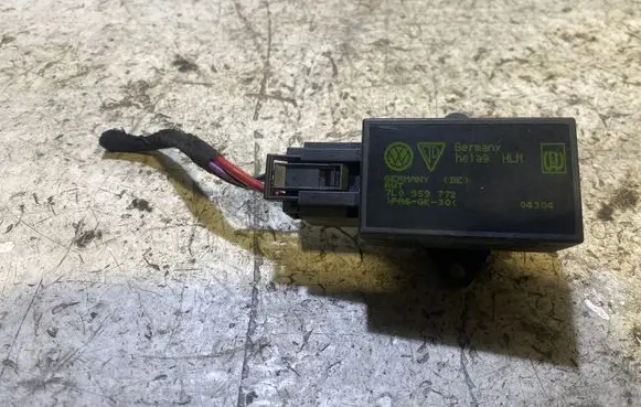 Volkswagen Golf V Seat heating relay 7L0959772