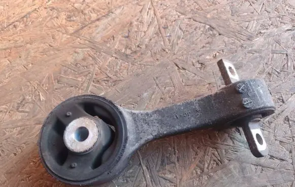 Honda FR-V Engine mount bracket